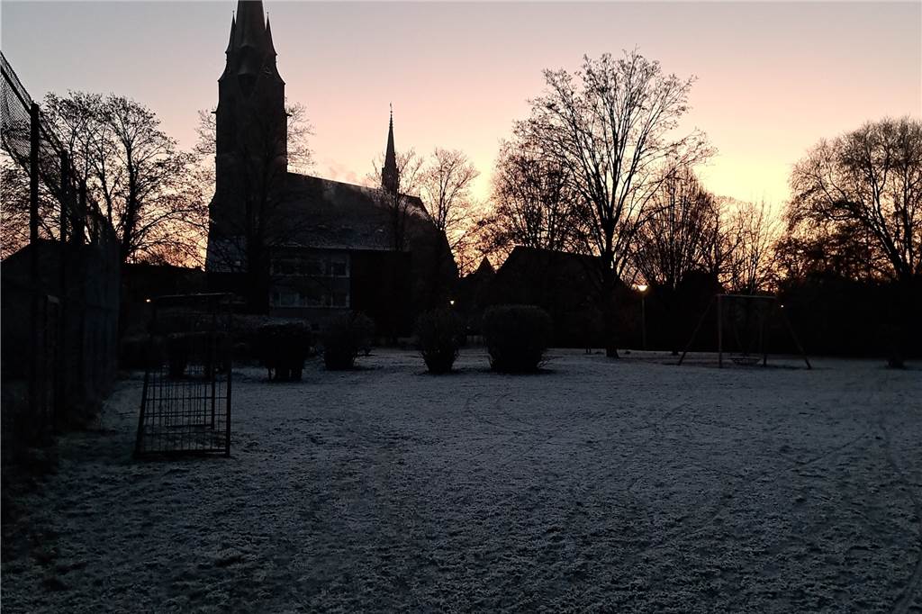 Die Ludgerikirche in Selm am Morgen hat Helena Otto abgelichtet.