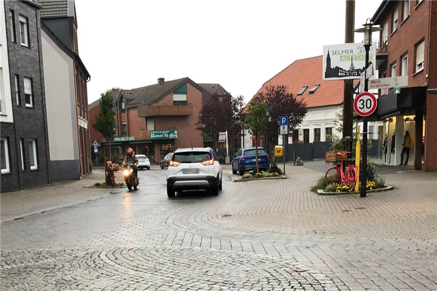 Mobilitätskonzept Selm: Viel zu tun - Bürger mit im Boot Die Ludgeristraße in der Selmer Altstadt gehört zu den Straßen Selms, auf denen sich auf engstem Raum Autos, LKW, Busse, Radfahrer und Fußgänger begegnen.