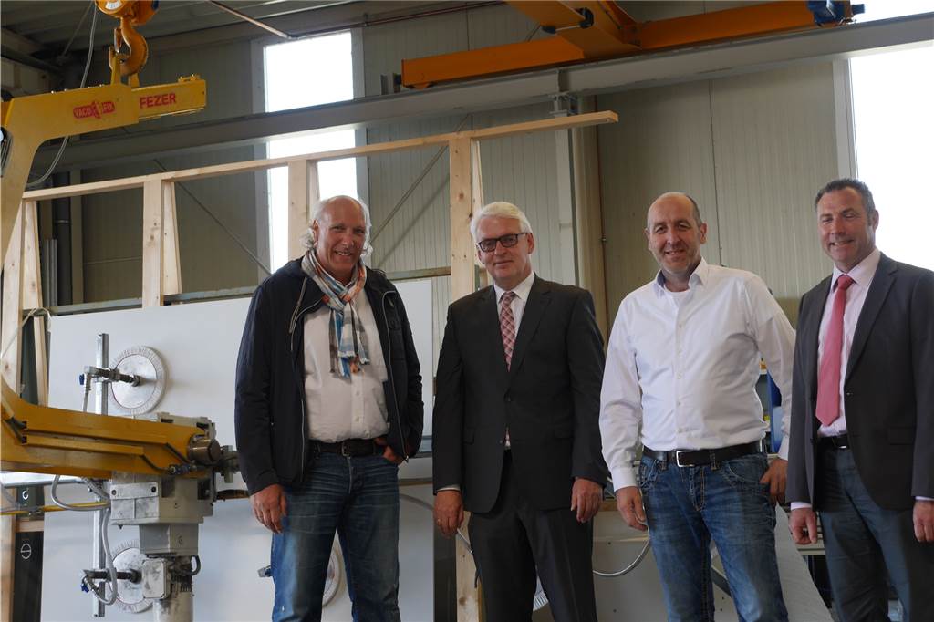 Polenz GmbH ist insolvent: Wie geht es mit dem Unternehmen weiter? Die Lüdinghauser Stadtspitze mit Bürgermeister Richard Borgmann (2.v.l.) und dem Beigeordneten Matthias Kortendieck (r.) hat die Firma Polenz - hier mit dem Unternehmenschef Jürgen Polenz (l.) und Geschäftsführer Bernd Eggenstein - schon besucht und sich ein Bild vom Unternehmen gemacht.