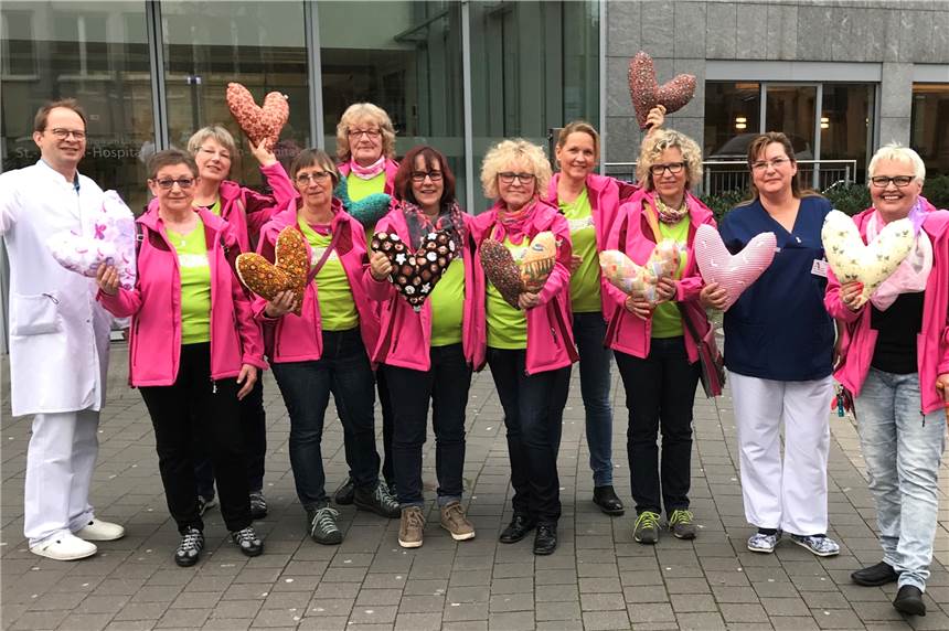 Herzkissenaktion der Ladybugs Lünen: Neue Paddlerinnen in Pink gesucht Die Lüner Ladybugs haben 50 Herzkissen für Brustkrebs-Patientinnen genäht.