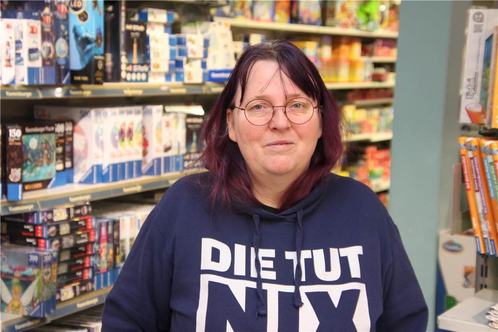 Osteraktionswoche startet: Hase in der Lüner City ist Spiele-Expertin Die Lüner Osterhäsin ohne Fell, Schminke und lange Ohren: Karin Faust an ihrem Arbeitsplatz: im Spielgeschäft Blomenkemper.