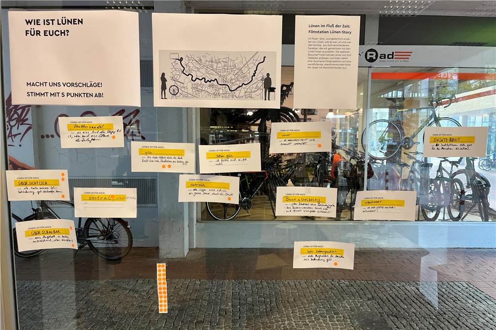 Lüner Stadtmuseum will sich in der Villa Urbahn neu erfinden Die Lünerinnen und Lüner halten schriftlich fest, was sie mit der Stadt verbinden und kleben ihre Zettel an die Fensterscheibe.