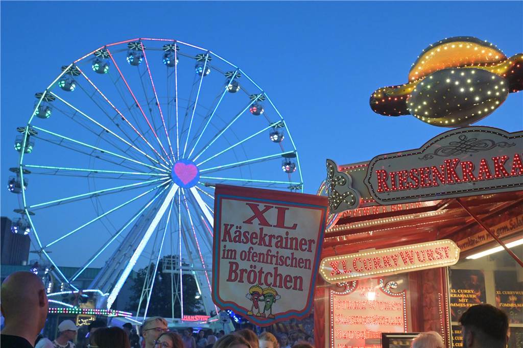 Die Lünsche Mess ist in vollem Gange. Am Freitag (8. September) waren viele Menschen in der Lüner Innenstadt unterwegs und hatten Spaß in den vielen Fahrgeschäften.