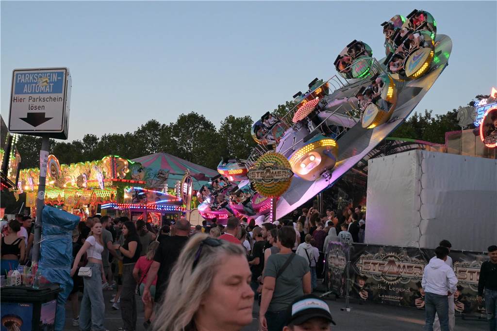 Die Lünsche Mess ist in vollem Gange. Am Freitag (8. September) waren viele Menschen in der Lüner Innenstadt unterwegs und hatten Spaß in den vielen Fahrgeschäften.