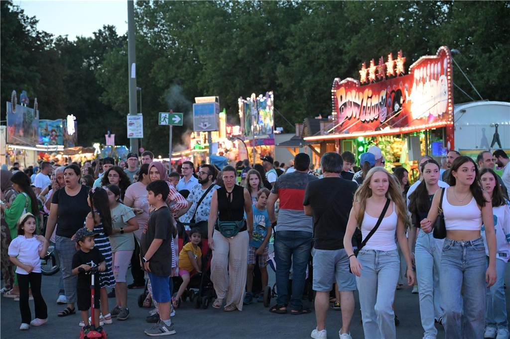 Die Lünsche Mess ist in vollem Gange. Am Freitag (8. September) waren viele Menschen in der Lüner Innenstadt unterwegs und hatten Spaß in den vielen Fahrgeschäften.