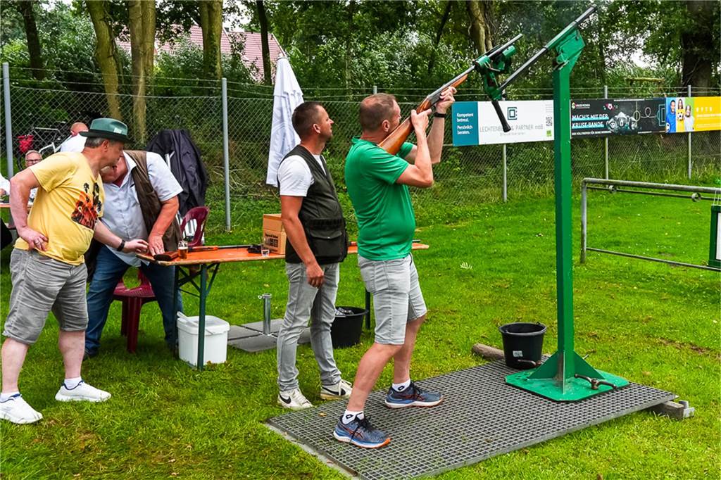 Die Lüntener Schützenbrüder haben mit Detlef Hoffschlag einen neuen König.