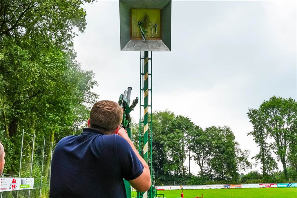 Die Lüntener Schützenbrüder haben mit Detlef Hoffschlag einen neuen König.