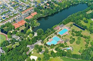 Die Luftaufnahme zeigt das Freibad Cappenberger See. Ob das Bad dieses Jahr noch öffnet, steht wegen Corona in den Sternen.