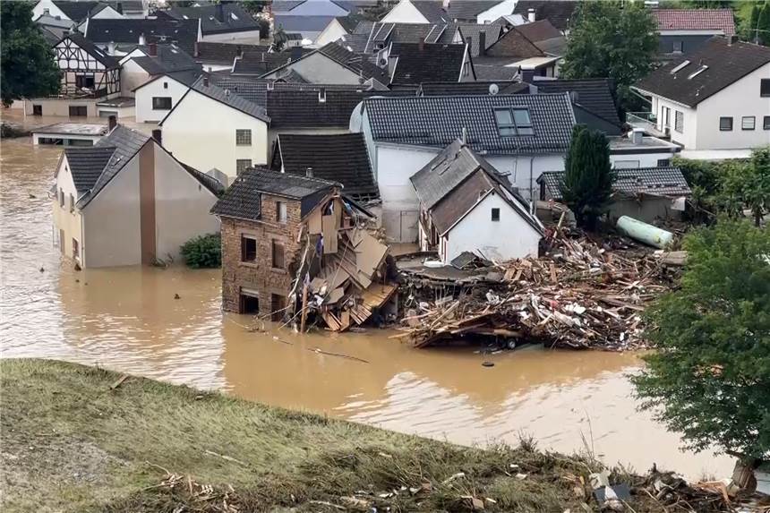 Hochwasser-Kreis in NRW meldet über Tausend Vermisste Die Luftaufnahme zeigt den vom Ahr-Hochwasser überfluteten Ortsteil Altenburg (Aufnahme mit einer Drohne).