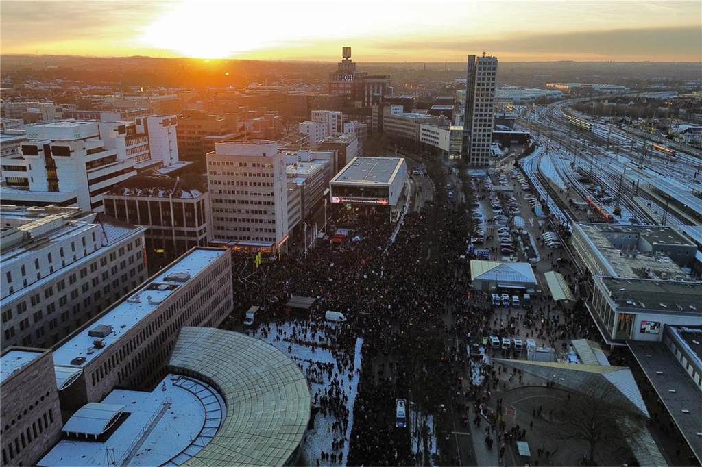 30.000 Teilnehmer bei Groß-Demo: Wie ermittelt die Polizei diese Zahl? Die Luftaufnahme zeigt die Kundgebung vor dem Hauptbahnhof gegen Ende. Einige Menschen hatten den Platz und den Wall da schon wieder verlassen.