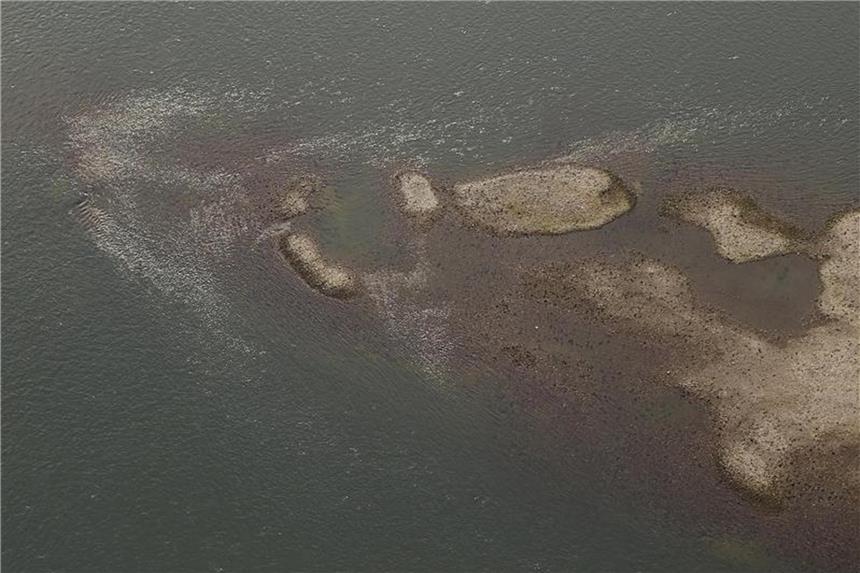 Natronlauge-Tankschiff auf Sandbank aufgelaufen Die Luftaufnahme zeigt eine Sandbank im Rhein bei Spay (Rheinland-Pfalz) zwischen den Inseln Niederwerth und Graswerth. Foto: Thomas Frey/Archiv