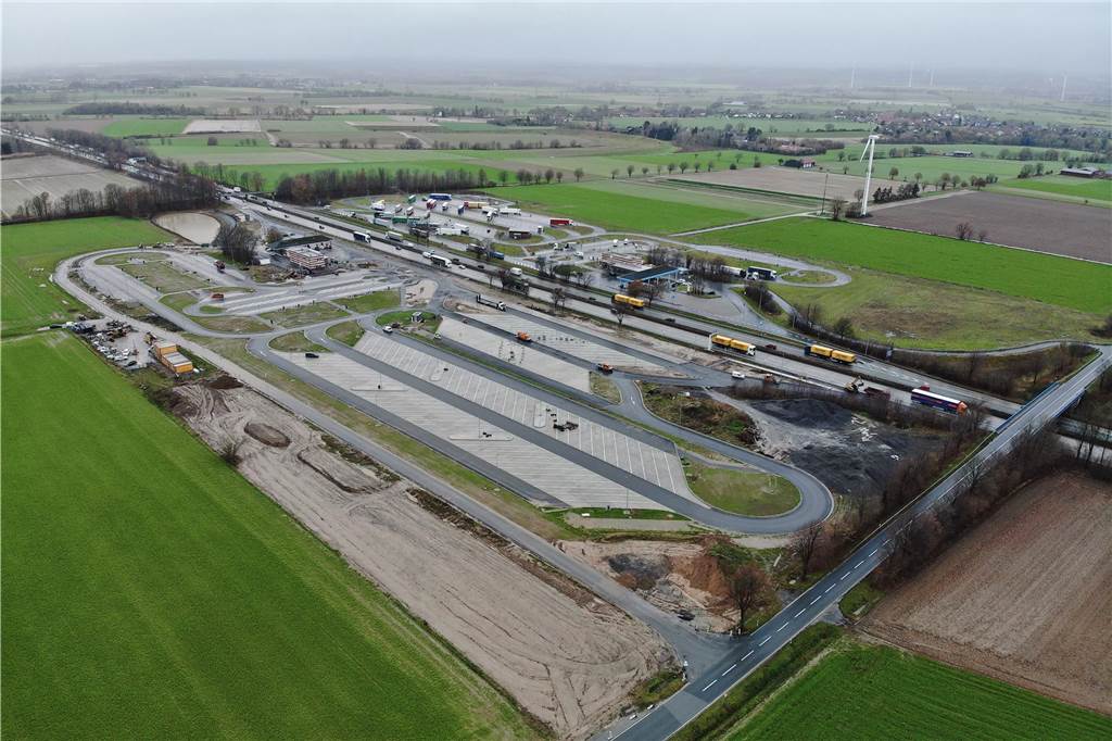 Ausbau für 12 Millionen Euro: A44-Rastplatz ist wieder freigegeben Ein Bild, das mit einer Drohne aufgenommen wurde, zeigt den Rastplatz "Am Haarstrang-Süd" aus der Luft.