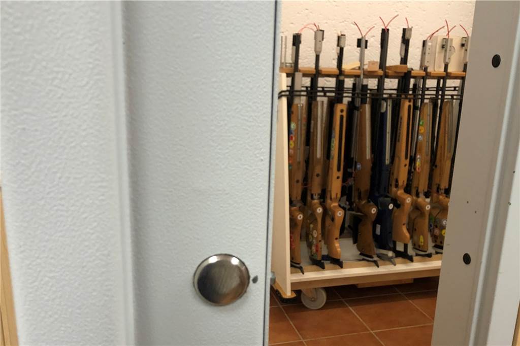 Geldsegen aus Düsseldorf ist für Stadtlohner Schützen ein Volltreffer Die Luftgewehre werden sicher hinter einer dicken Stahltür aufbewahrt. Die Kleinkaliberwaffen sind sogar doppelt hinter Tresortüren gesichert.