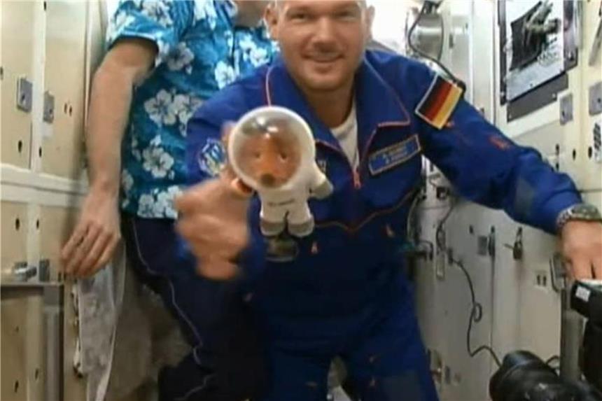 Raumfrachter erreicht ISS erstmals auf kurzer Flugbahn Die Luke zwischen der Kapsel „Sojus MS-09“ und der Raumstation ISS öffnet sich, der deutsche Astronaut Alexander Gerst schwebt in die Internationale Raumstation (ISS). Foto: /European Space Agency/dpa
