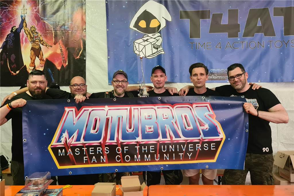 2000 He-Man-Fans: Messe „Toyplosion“ ist bei Premiere schon ausverkauft Die Macher der Toyplosion in Castrop-Rauxel in der Europahalle. Es ist eine große Handelsbörse für Action-Figuren, u.a. mit Peter Eisenreich (3.v.l.) und Philipp Gloth (2.v.r.).