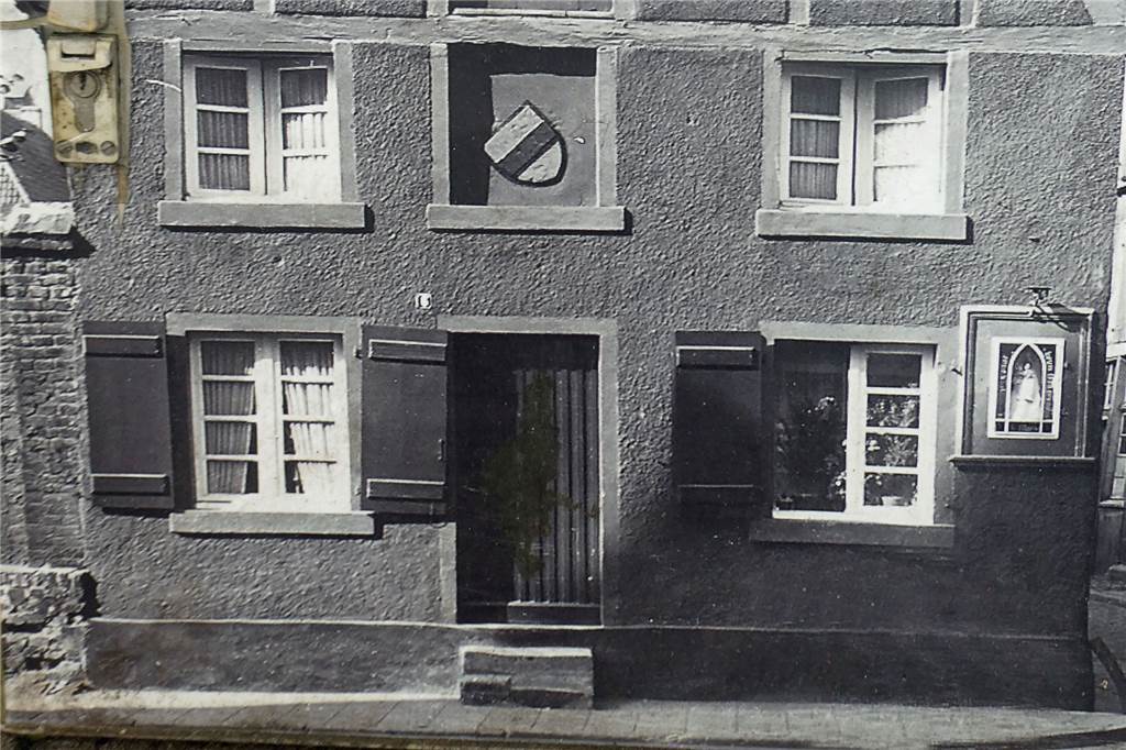 Drei Muttergottes-Darstellungen von herausragender Qualität Die Madonna mit Kind fand sich bis zum Abriss des alten Pförtnerhauses des Klosters 1940 rechts in einer Nische an dem Gebäude. Heute steht sie an der Einfahrt zum Kloster.