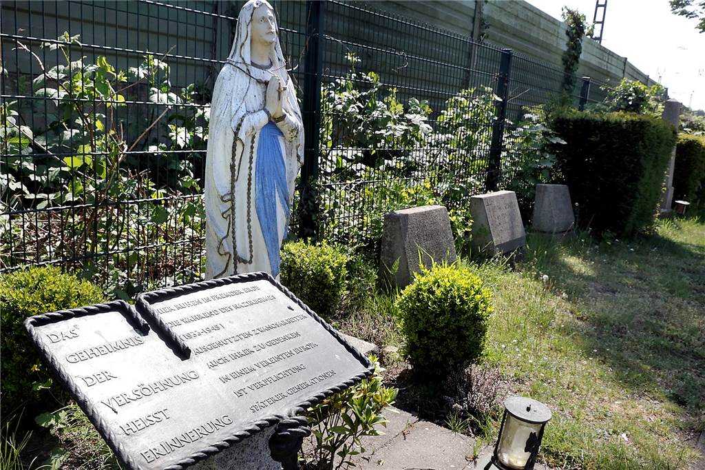 „Polenlager“ in Haltern - Zuhause auf Zeit für entwurzelte Menschen Die Madonna stand früher im DP-Lager an der Varusstraße und war von Bewohnern gestiftet worden, heute ist sie auf katholischen Friedhof Hullerner Straße bei Gräbern von DPs zu finden.