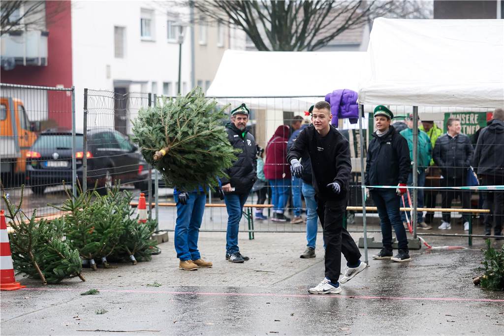 Die Männer bekamen einen circa fünf Kilogramm schweren Baum.