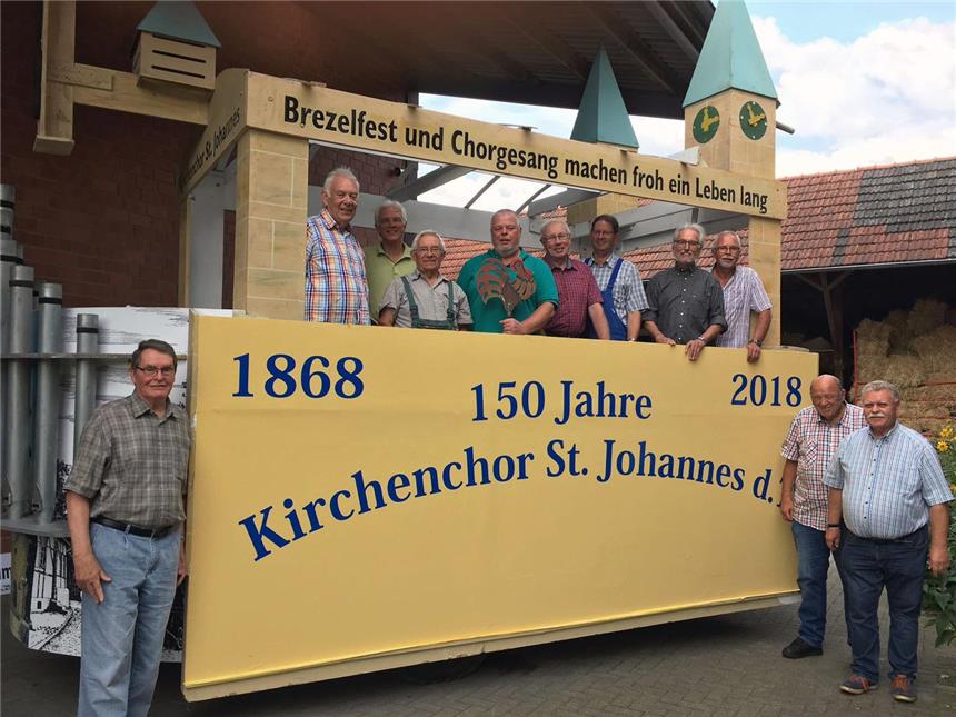 Der Kirchenchor steht hoch auf dem gelben Wagen Die Männer des Kirchenchores St. Johannes haben ihren Beitrag zum Brezelfest schon fast fertig.
