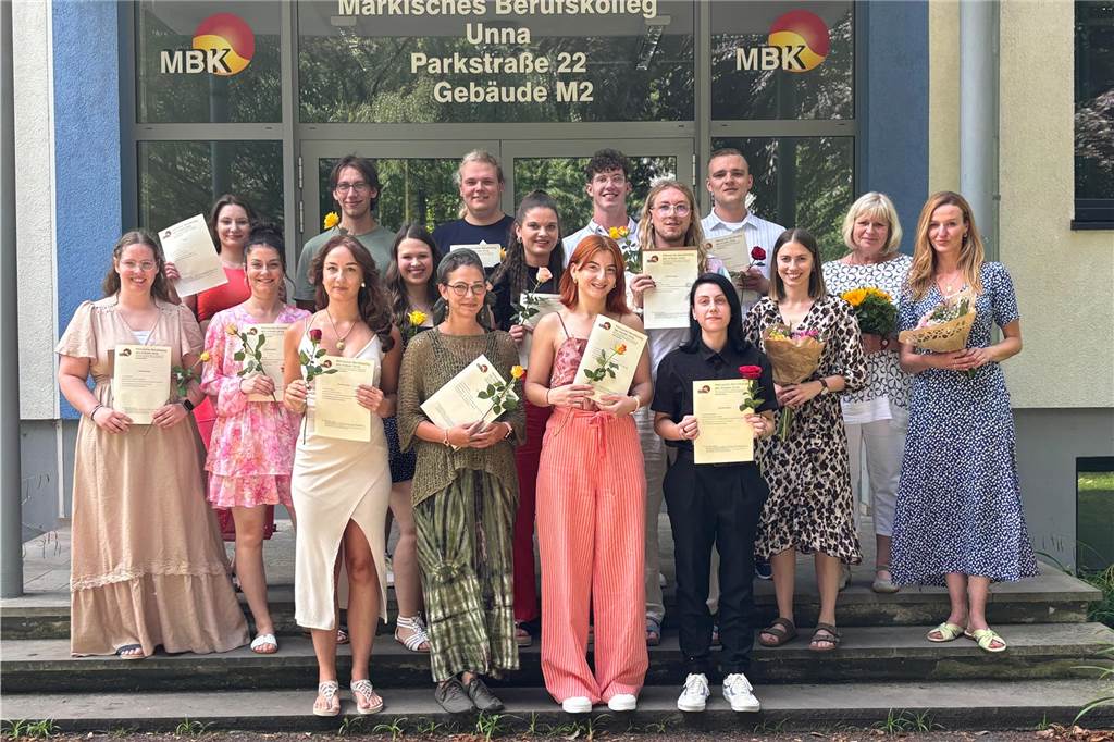 Die Männer und Frauen aus der Abschlussklasse PIAHO – praxisintegrierte Heilerziehungspfleger des Märkischen Berufskollegs feierten ihren Abschluss.