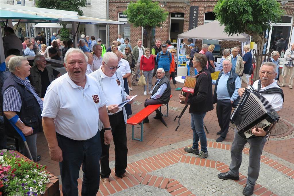 Feine Kochkunst ließ die Besucherscharen strömen Die Männergesangvereine aus Gahlen und Schermbeck luden an ihrem Stand vor der Volksbank die Besucher des Sommerstraßenfestes zum gemeinsamen Singen ein.