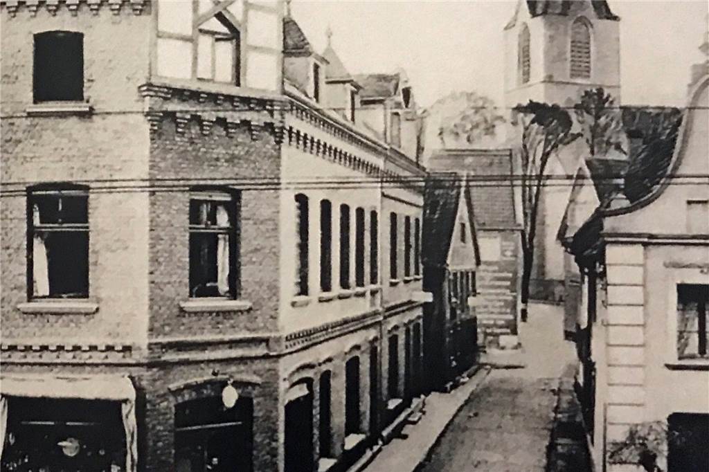 Die Magdalenenstraße hieß auf diesem Bild noch Heilig-Geist-Straße. Hier stand früher ein Hospital,  das bereits im 15. Jahrhundert errichtet worden war.