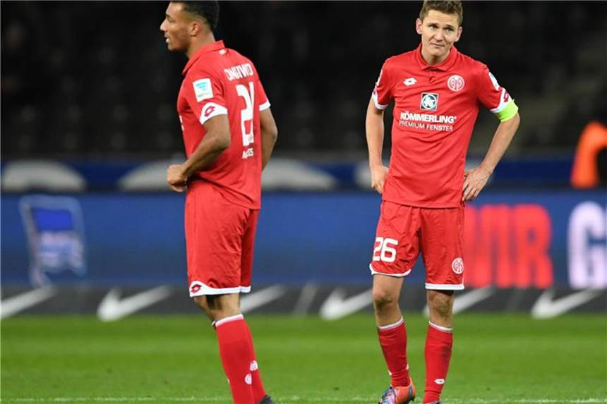 Mainz 05 vorerst ohne Bungert und Onisiwo Die Mainzer Karim Onisiwo (l) und Niko Bungert haben sich am 3. Spieltag verletzt. Foto: Soeren Stache