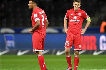 Die Mainzer Karim Onisiwo (l) und Niko Bungert haben sich am 3. Spieltag verletzt. Foto: Soeren Stache