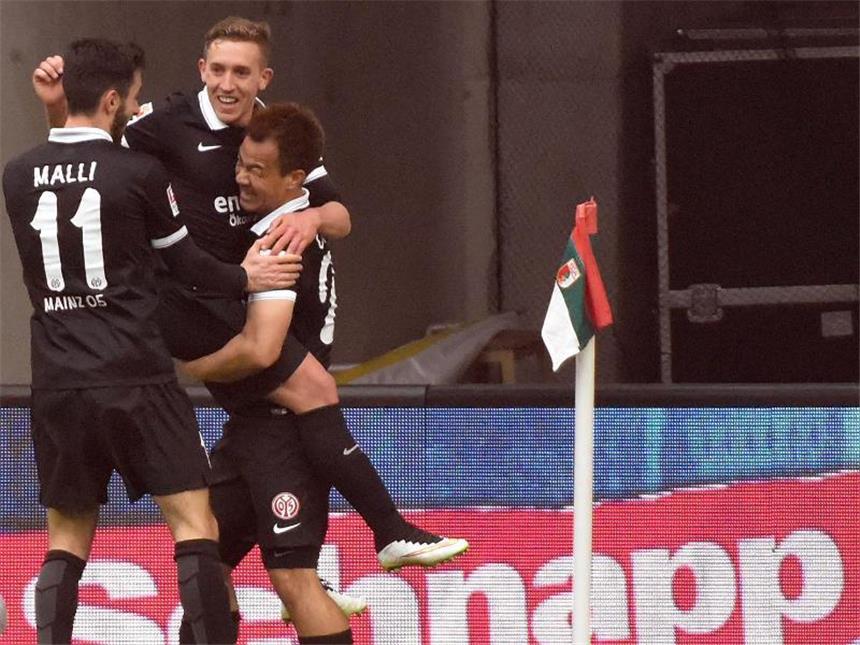 FC Augsburg stolpert: 0:2-Niederlage gegen Mainz Die Mainzer Yunus Malli, Pablo de Blasis und Shinji Okazaki (l-r) von Mainz bejubeln die 1:0-Führung. Foto: Stefan Puchner