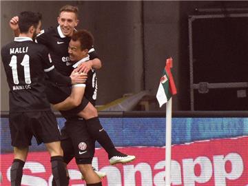 Die Mainzer Yunus Malli, Pablo de Blasis und Shinji Okazaki (l-r) von Mainz bejubeln die 1:0-Führung. Foto: Stefan Puchner
