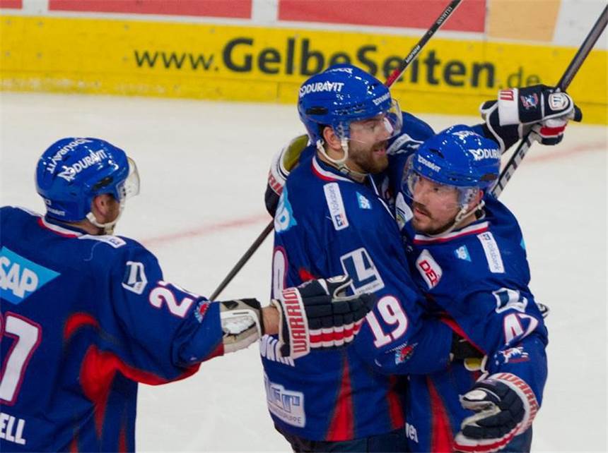 Adler schlagen im DEL-Finale zurück: 4:1 gegen Berlin Die Mannheimer Adam Mitchell, Kenneth Magowan und Christoph Ullmann bejubeln dem Ausgleich in der Serie. Foto: Uwe Anspach