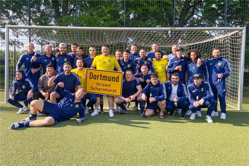 Dortmunder Kreisligist feiert vorzeitige Meisterschaft: Kurioses Ritual am letzten Spieltag Die Mannschaft der SG Alemannia Scharnhorst II jubelt über den Aufstieg in die Kreisliga B.