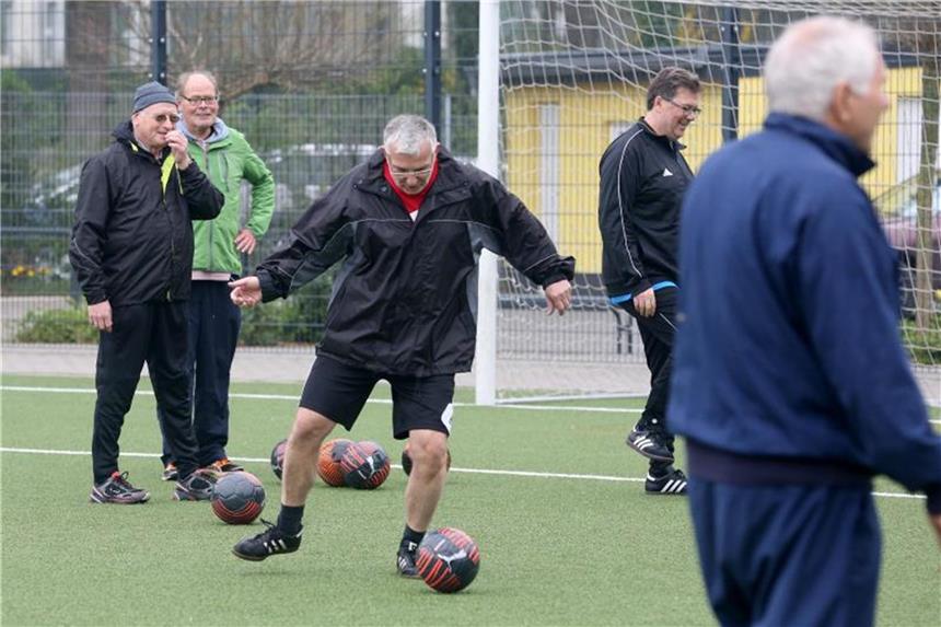 Senioren spielen „Walking Football“ Die Mannschaft der TUS Essen Holsterhausen Abteilung „Walking Football“ trainiert auf dem Kunstrasenplatz. Die erste Regel bei Walking Football ist, dass die Spieler nicht rennen dürfen. Foto: Roland Weihrauch
