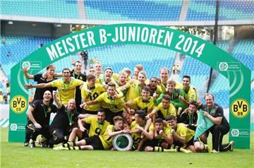 Die Mannschaft des BVB bejubelt den U17-Meistertitel.