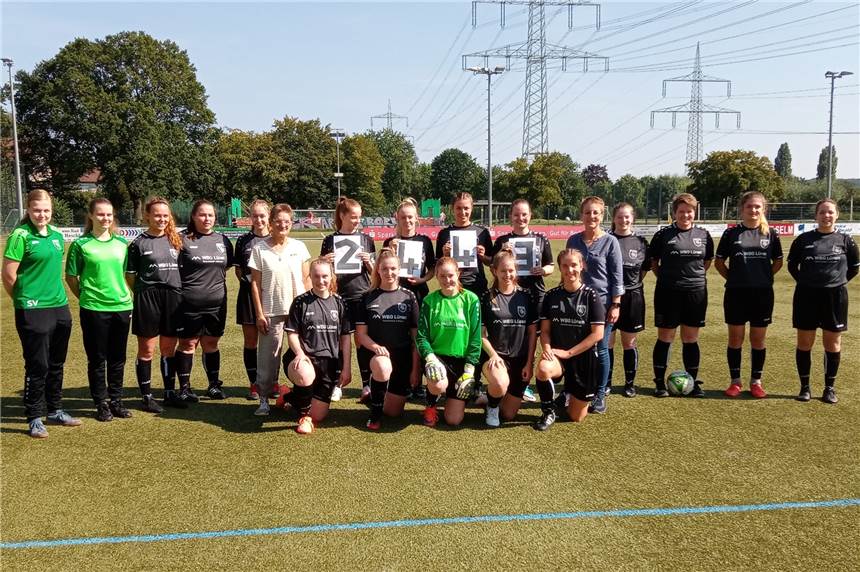 PSV Bork übergibt Spenden aus Spiel gegen FC Schalke 04 Die Mannschaft des PSV Bork mit der symbolischen Summe der Spendeneinnahmen aus dem Schalke-Spiel.
