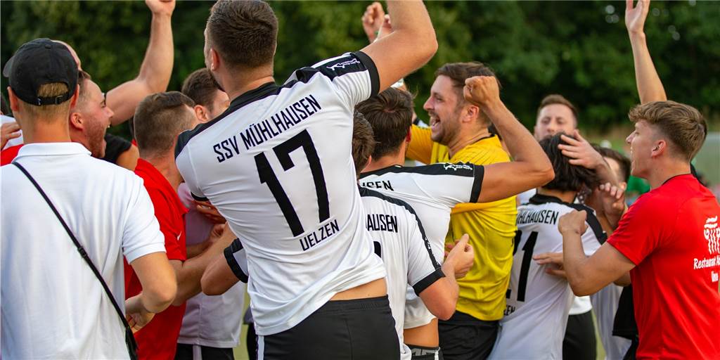 Viele Fotos von SSV Mühlhausen gegen SG Massen: Das Derby-Spektakel in Bildern Die Mannschaft des SSV Mühlhausen feiert nach Abpfiff ausgelassen den Derbysieg gegen die SG Massen.