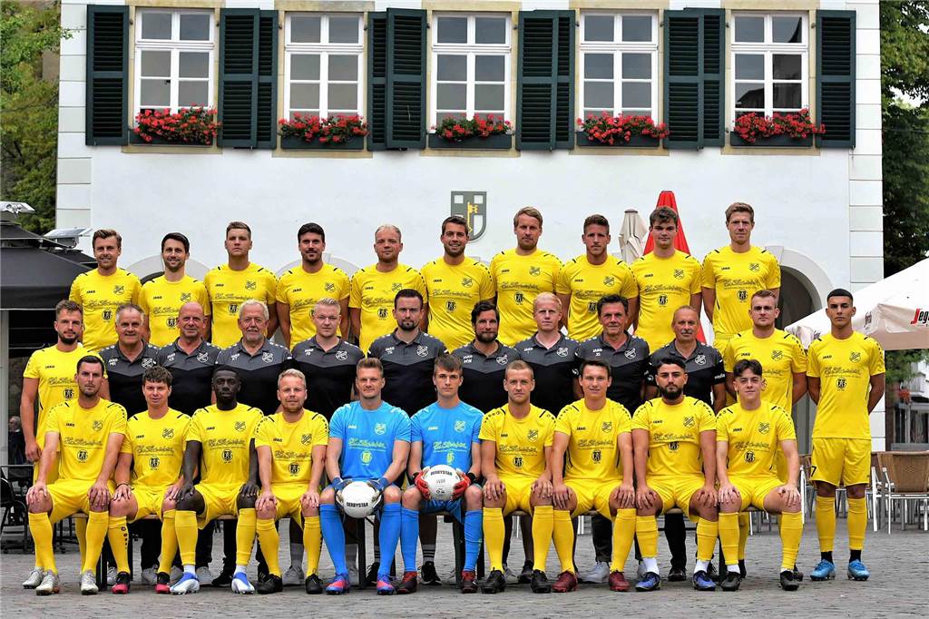 Dorstener Top-Transfer: Tobias Portmann kommt aus BWW Langenbochum Teamfoto des SV Dorsten-Hardt vor dem alten Dorstener Rathaus