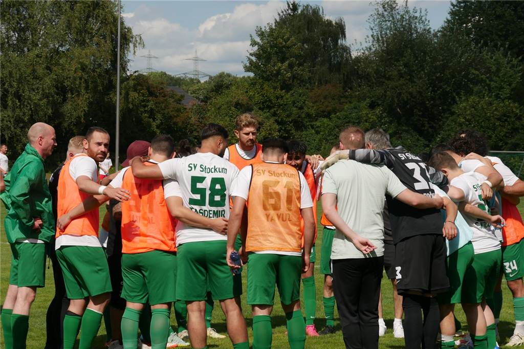 SV Stockum steht nach drei Pleiten vor harter Aufgaben Fußballer bilden einen Mannschaftskreis.