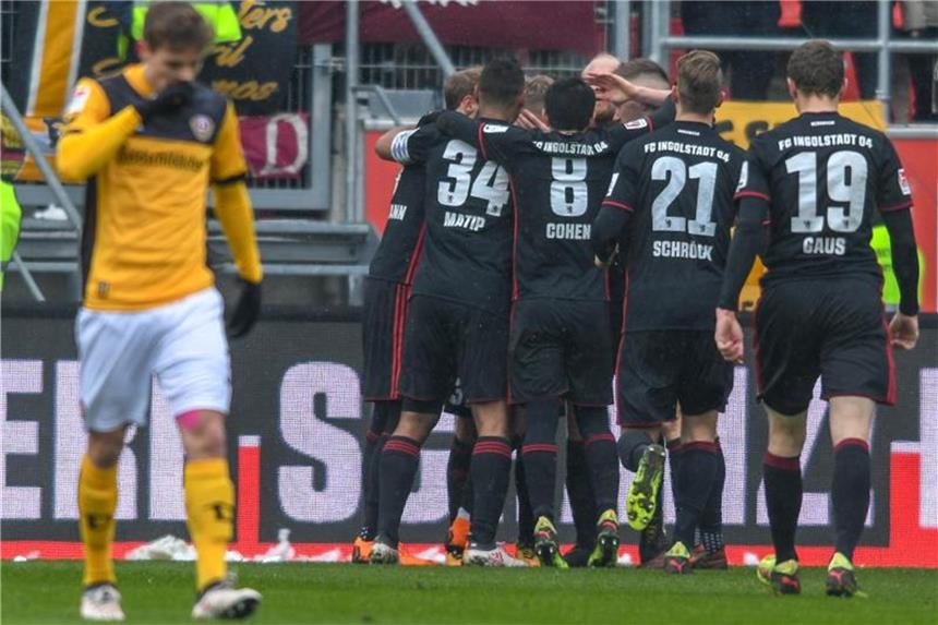 FC Ingolstadt gewinnt nach fünf Spielen wieder Die Mannschaft vom FC Ingolstadt (r) jubelt nach dem Treffer zum 1:0 gegen Dresden. Foto: Armin Weigel