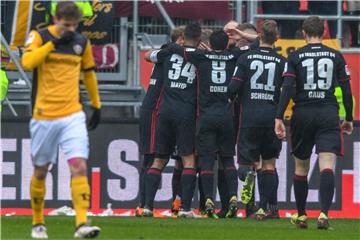 Die Mannschaft vom FC Ingolstadt (r) jubelt nach dem Treffer zum 1:0 gegen Dresden. Foto: Armin Weigel