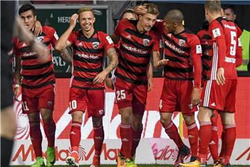 Die Mannschaft von Ingolstadt jubelt nach dem Treffer zum 2:1 gegen Duisburg. Foto: Armin Weigel