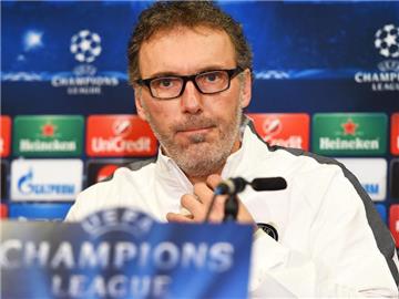 Die Mannschaft von Laurent Blanc spielt mit Trauerflor. Foto: Andy Rain