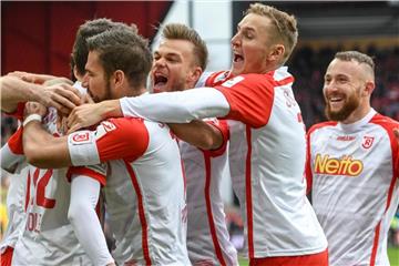 Die Mannschaft von Regensburg jubelt nach dem Treffer zum 3:1 im Spiel gegen Kaiserslautern. Foto: Armin Weigel