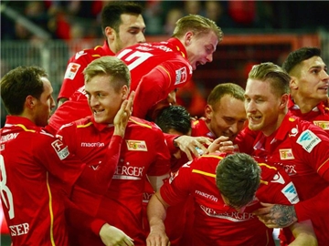 Die Mannschaft von Union Berlin jubelt über das 1:0 gegen die Würzburger Kickers. Foto: Maurizio Gambarini