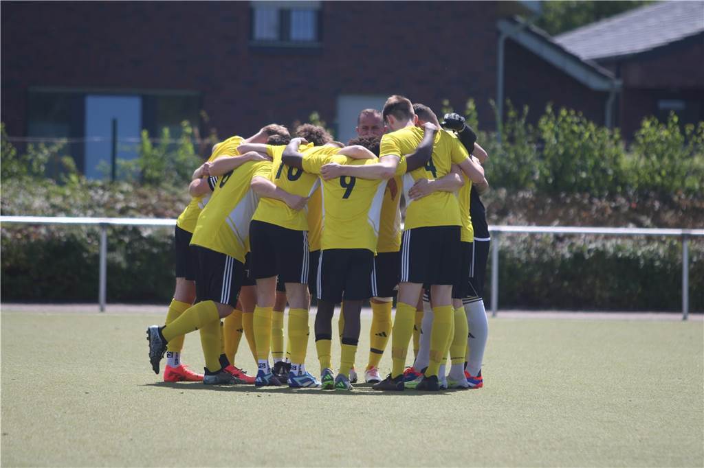 Das Team von Westfalia Vinnum aus der Kreisliga B3 Recklinghausen bildet einen Mannschaftskreis.