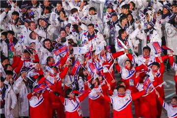 Die Mannschaften aus Nordkorea (unten) und Südkorea (hinten) wollen ihre Zusammenarbeit im Sport ausbauen. Foto: Michael Kappeler