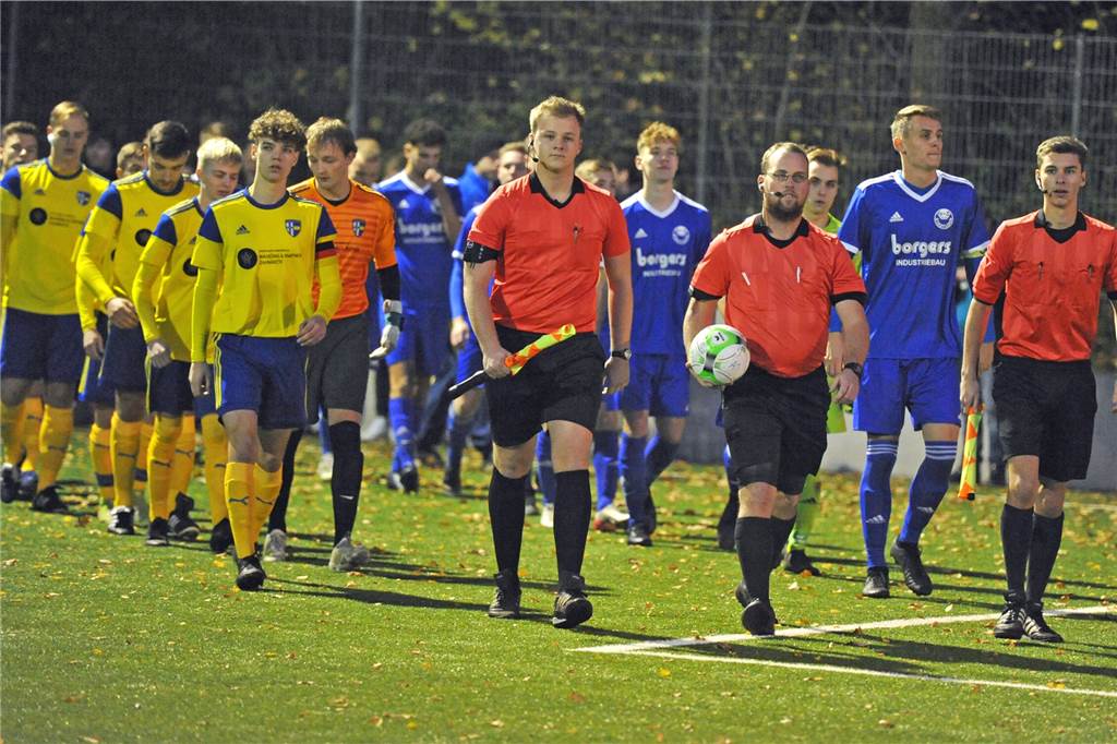 SpVgg setzt in hitzigem Pokalfinale den Lucky Punch und besiegt den SuS Die Mannschaften und Schiedsrichter beim Einlaufen