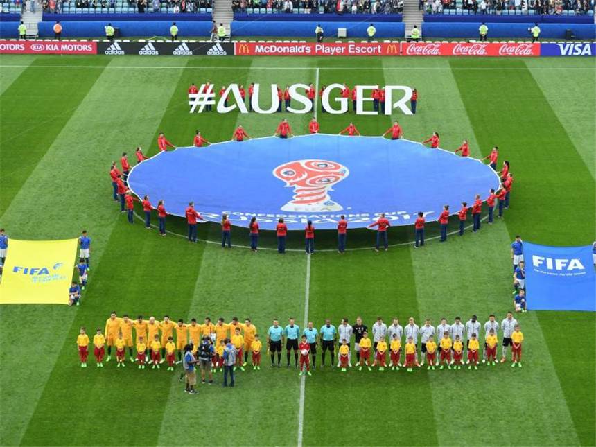 Licht und Schatten zum Confed-Cup-Start Die Mannschaften von Australien und Deutschland stehen vor dem Spiel in Sotschi auf dem Feld.