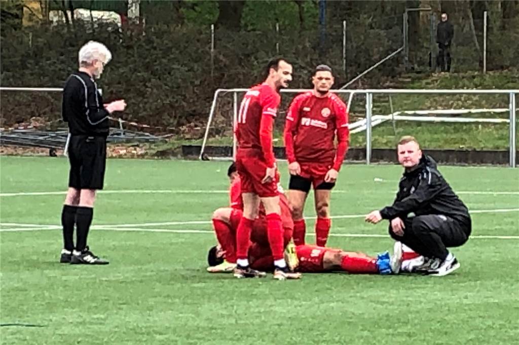 16 Minuten Nachspielzeit: Beim SV Schermbeck war der Anlass leider ein trauriger Ercan Kaplan wird von Teamkollegen versorgt