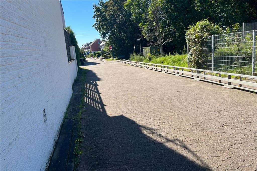 Verkehrsversuch: Anwohner der Marellenkämpe zählen 400 Falschfahrer Links ist eine weiße Hauswand, rechts verläuft eine enge Straße.